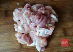 酸菜炒鸡腿肉的做法图解3