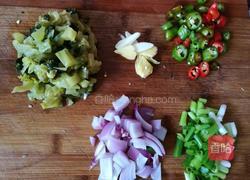 酸菜炒鸡腿肉的做法图解4