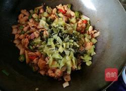 酸菜炒鸡腿肉的做法图解6