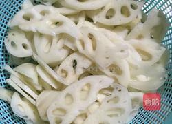 牛肉炒藕片的做法图解1