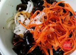 红萝卜洋葱拌木耳的做法图解2