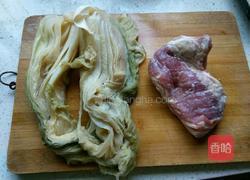 酸菜炒五花肉的做法图解1