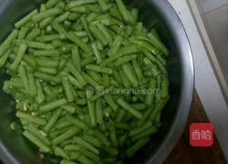 豆角炒肉丝的做法图解1