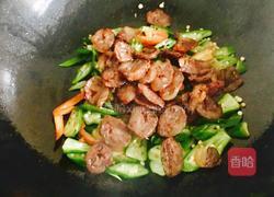 秋葵炒辣肠的做法图解9