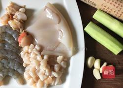 蒜香海鲜面的做法图解1