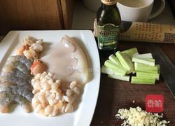 蒜香海鲜面的做法图解2