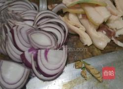 洋葱炒五花肉的做法图解1