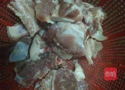 玉米排骨汤的做法图解1