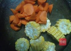 玉米排骨汤的做法图解2