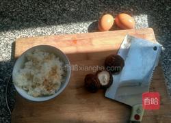 快手香菇蛋炒饭的做法图解1