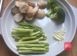 西冷牛排配芦笋袖珍菇的做法图解2