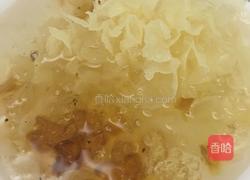 超级美味又易做的夏日饮品：桃胶皂角米雪燕银耳莲子羹的做法图解2