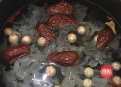 超级美味又易做的夏日饮品：桃胶皂角米雪燕银耳莲子羹的做法图解4