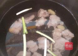 白萝卜玉米排骨汤的做法图解4