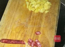 土豆腊肠焖饭的做法图解2