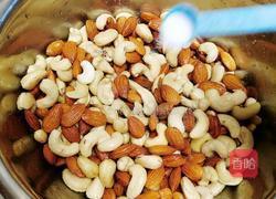 椒盐腰果杏仁的做法图解2