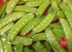 荷兰豆炒鱿鱼的做法图解2