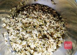 槐花煎鸡蛋的做法图解1