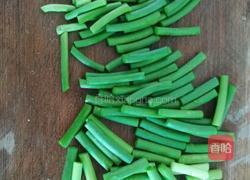 蒜苗炒鸭胸的做法图解2