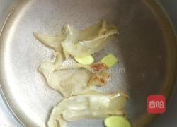 花胶炖鸡汤的做法图解2
