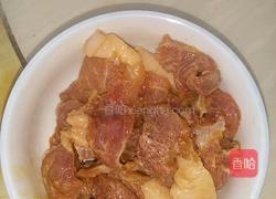 尖椒炒肉的做法图解1