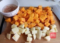 南瓜炖土豆的做法图解1
