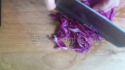紫甘蓝炒红薯叶的做法图解1