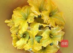 爆炒南瓜花的做法图解1