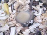 新鲜松茸鲍鱼边鸡汤的做法[图]