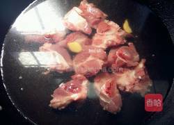 玉米排骨汤的做法图解2
