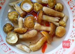 青椒炒野生菌的做法图解3