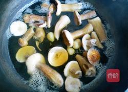青椒炒野生菌的做法图解5