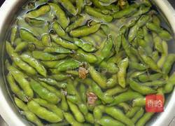 高压锅煮麻辣毛豆的做法图解1