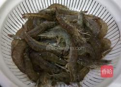 粤式白灼虾的做法图解1