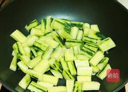 豆瓣酱烧黄瓜的做法图解2