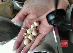 莲子桃胶银耳羹的做法图解3