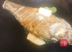 雪菜鲈鱼汤的做法图解3