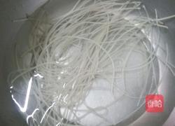 鸡大腿鸡肝炖粉条的做法图解1