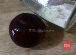 李子牛奶蛋花汁的做法图解1