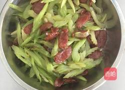 西芹炒腊肠的做法图解6