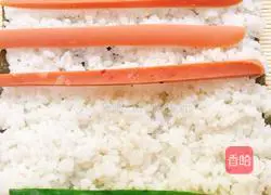 Illustration of how to make fruit sushi 1