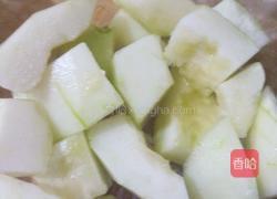 梨瓜配李子汁的做法图解2