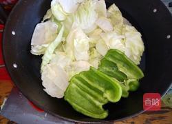 五花肉炒饼 家常菜的做法图解1