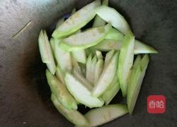 丝瓜瘦肉蛋花汤的做法图解2