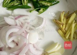 豆角腐竹炒肉片的做法图解1