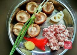 藕丁鲜肉酿香菇的做法图解1