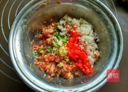 藕丁鲜肉酿香菇的做法图解5