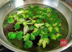 西兰花炒核桃虾球的做法图解3