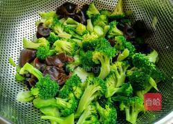 西兰花炒核桃虾球的做法图解4