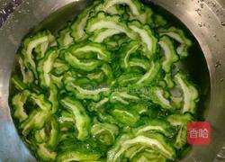 梅菜肉馅炒苦瓜的做法图解2